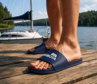 Klapki Kubota Basic granatowe basenowe KKBB01 widok na nogach