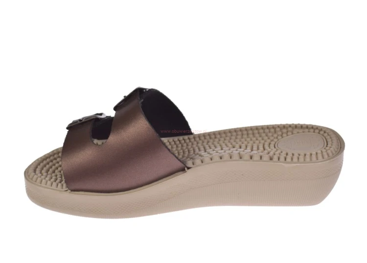 Podeszwa klapek fakirek Sanitas 2P36 – wysokość 2 cm pod palcami i 4 cm pod piętą.