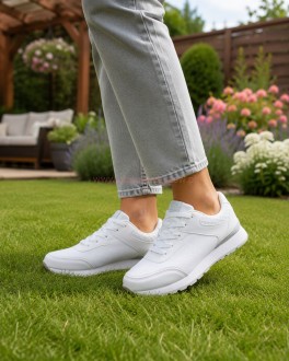 Białe adidasy damskie buty sportowe sznurowane American na nogach
