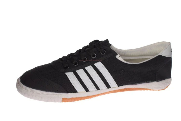Buty piłkarskie halowe czarne z przeszywanymi wzmocnieniami